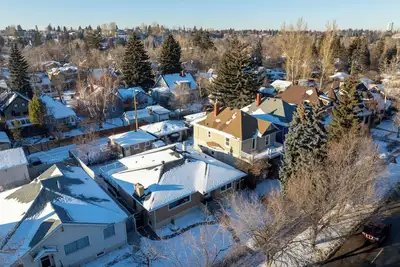 Image de Cozy 6 Bedroom Inner City Bungalow