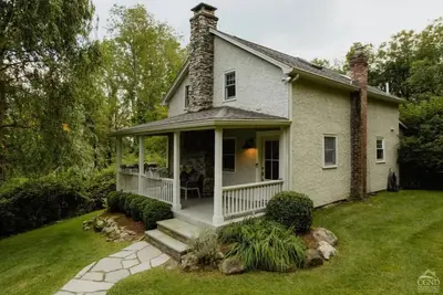 Image de The Kripplebush Farmhouse: Hot Tub, Pool and Wbf!