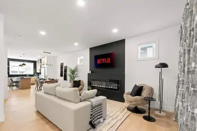 Image de The Grande | Ac |Garage | Yard | 10 min to Rogers