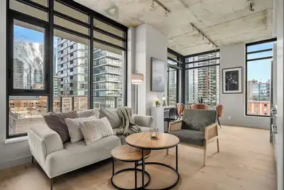 Image de Downtown Calgary Beltline Central- 2 Bed 2 Bath w Parking