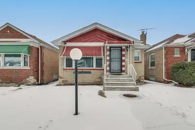 Image de Commuter-Friendly Bungalow in Chicago's South Side