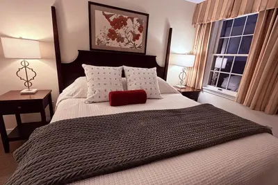 Image de Country Charm condo with gym, pool, hot tub & ski-in/ski-out access and king bed