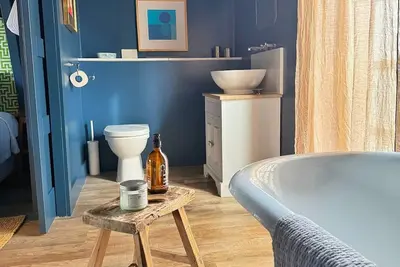 Image de Stunning semi- rural cottage with a huge bed!