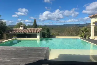 Image de Villa avec piscine à débordement et vue imprenable proche de Béziers et plages