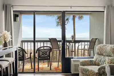 Image de Direct Oceanfront Relaxation Starts Here