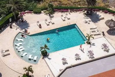 Image de Near Hotel/Beaches 1st Floor Gold Coast Condo