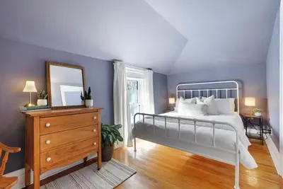 Image de Art filled One Bedroom in the heart of Almonte with parking