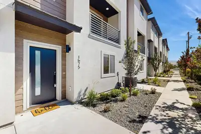 Image de Modern Townhouse, Centrally Located Near Bsu