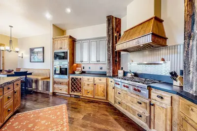 Image de Luxury Townhome with Patio & Outdoor Fireplace