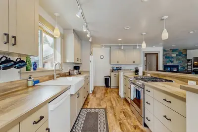 Image de Stunning Home Hot Tub, Deck & Office