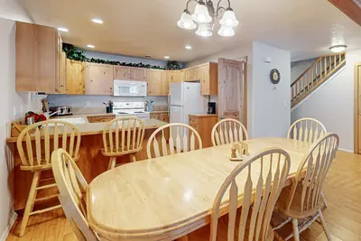 Image de McCall Getaway: Deck & Walk to Lake