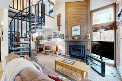 Image de Cozy McCall Condo With Deck and Wood Fireplace