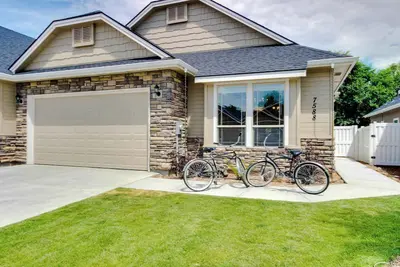 Image de Boise Townhome Fenced Yard Patio & Fireplace