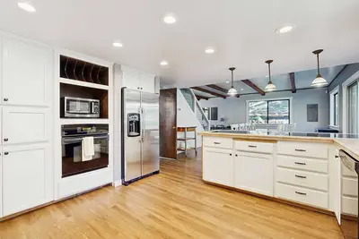 Image de Fenced Yard Cabin | Hot Tub, Walk to Beach