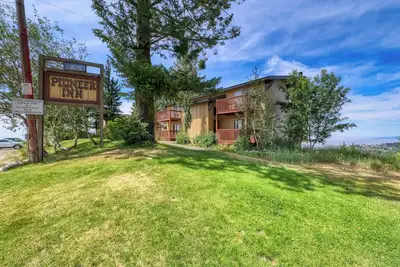 Image de Slope-Side Getaway Deck Pool Table Views