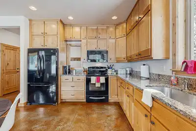 Image de Rustic-Modern Cabin with Hot Tub Access