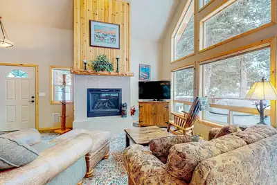 Image de Rustic Home Near Lake | Pool, Hot Tub & Deck