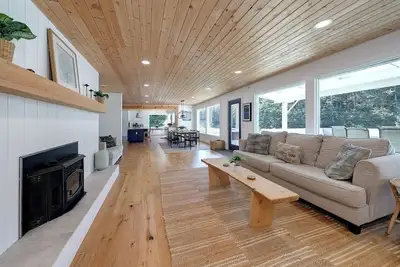 Image de Lake Legacy Estate: 2 Homes on Private 40 Acres