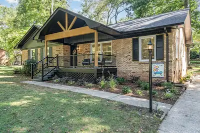 Image de Beautiful Charlotte Retreat • Fully Renovated w/ Deck & Fireplace