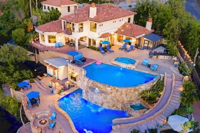 Image de Tuscan Luxury 2 Story Pool w/40ft slide Lake View with Game Room and Mini Golf
