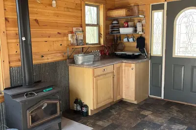 Image de Off grid cabin adjacent to Corp of Engineers ground. Perfect Deer Camp