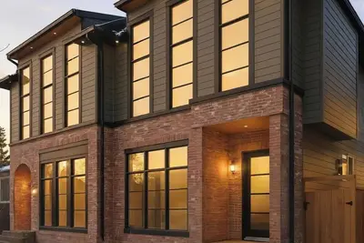 Image de Modern Home with Spa Bath & Garage Altadore