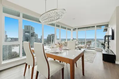 Image de Sky-High Luxury in Vibrant Yaletown Hub WaterViews
