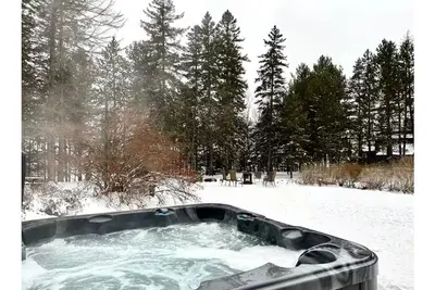 Image de Chalet O’Rassembleur – Bord du lac Mégantic avec spa 4 saisons