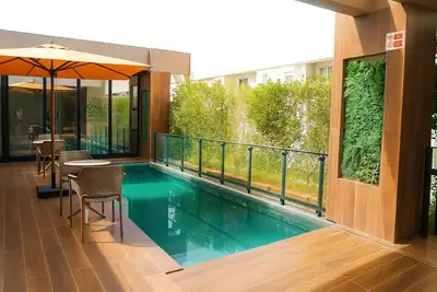 Image de Modern Smart Home w/ Office, Pool, Gym & Fast WiFi - 10 min to Airport