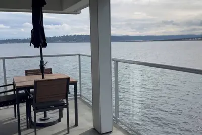 Image de Lake Washington Waterfront 2-bedroom Condo w/ Mt Rainier Views