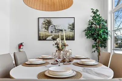 Image de Modern Pet‑Friendly Altadore Gourmet Kitchen