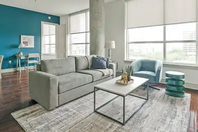 Image de Landing | Chic 2bd, Courtyard, Pool