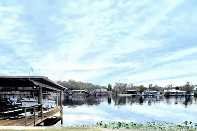 Image de Chic, Cozy Riverside Retreat