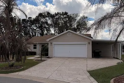 Image de 2-bedroom house in the villages with golf course view and included golf cart!