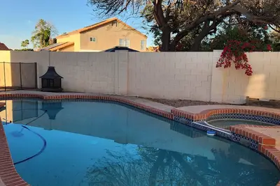 Image de 4-bedroom house with a heated pool and spa in northern Phoenix