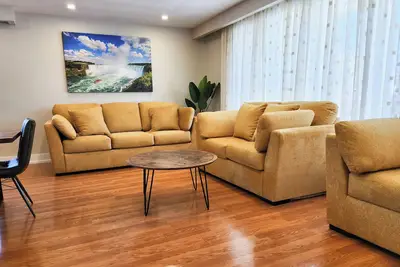 Image de Entire house. King beds. Big yard. 10min to airport. 20min to downtown.