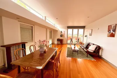 Image de Spacious 3br Carlton Stay • Walk to Cafés, Gardens & Cbd