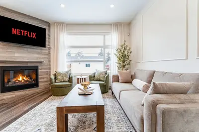 Image de Luxury 3br Retreat Near Downtown | 5-Pc King Ensuite +Private Balcony | Sleeps 6