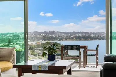 Image de Clifftop Glasshouse with Sweeping Views