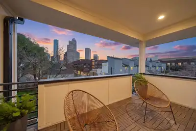 Image de Luxe Downtown Retreat With Heated Pool/Spa And City Skyline Views