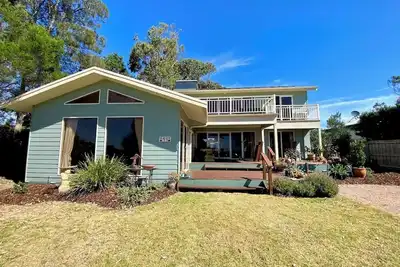 Image de Absolute waterfront views, a cosy, country style retreat, set amongst the trees.