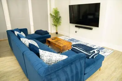 Image de Very large! Penn Station Downtown home w/parking