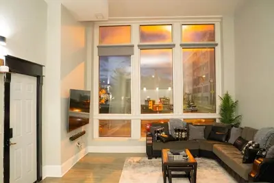 Massive Downtown Penn Station apt w/parking