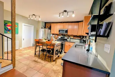 Image de Spacious, pet-friendly home w/ yard, 9 min from Nfl Stadium, free parking