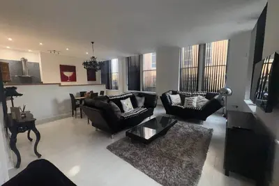 Image de Very Spacious 2 bed Apt City Centre Wi-Fi modern