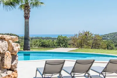 Image de Luxury Villa Overlooking Sea