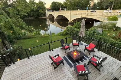 Image de Newly remodeled 3 bedroom, 1. 5 bath home on the river in downtown Elkhart.