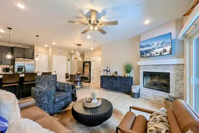 Image de New Luxury | Keystone Lake | King Bed