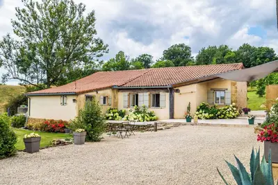 Image de Villa at Bel-Endroit — Elegant Retreat with Terrace, Pool and Views of lake