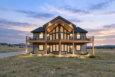 Image de Kestrel Villa+ 5br + Your Yellowstone Base + Hot Tub + Ac + Sled-In/Sled-Out